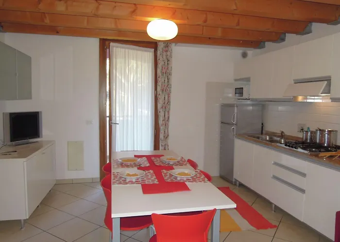 Charming Flat With Swimming Pool Апартаменты *