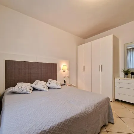 Διαμέρισμα Charming Flat With Swimming Pool