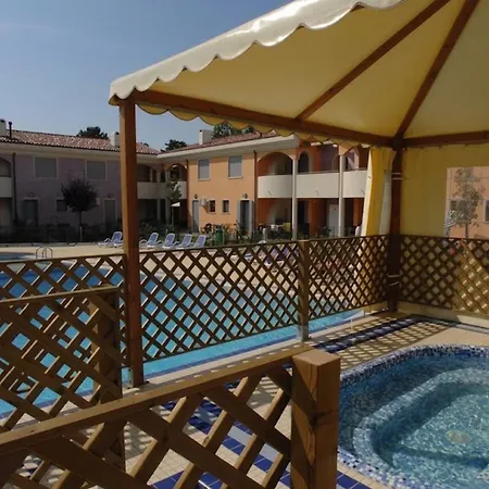 Charming Flat With Swimming Pool Διαμέρισμα *